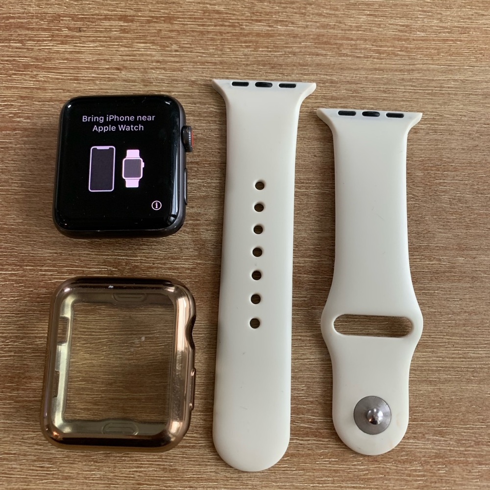 Apple Watch 3 Series w/white silicon band